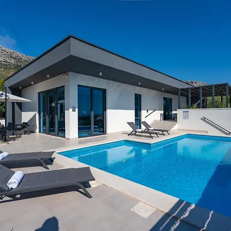 Magdalena Villa *