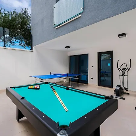 Magdalena Villa *